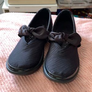 Black bzees 7 1/2 wide